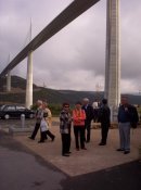 Mauricette au pied du viaduc